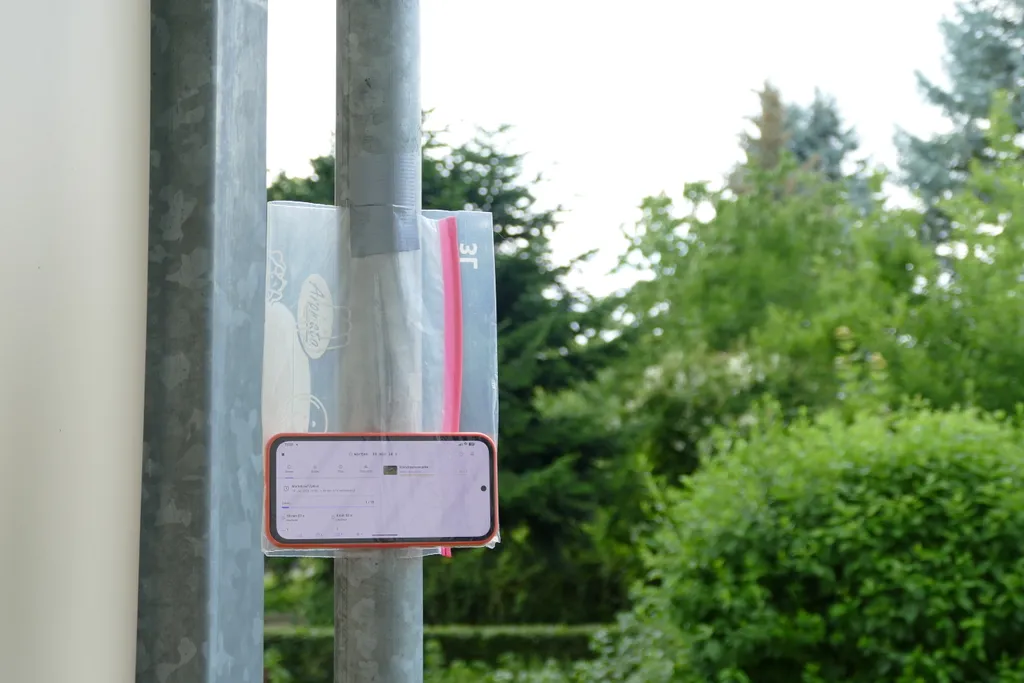 Ein Smartphone, das als ARU in einem wiederverschließbaren Gefrierbeutel auf einem Balkon verwendet wird.