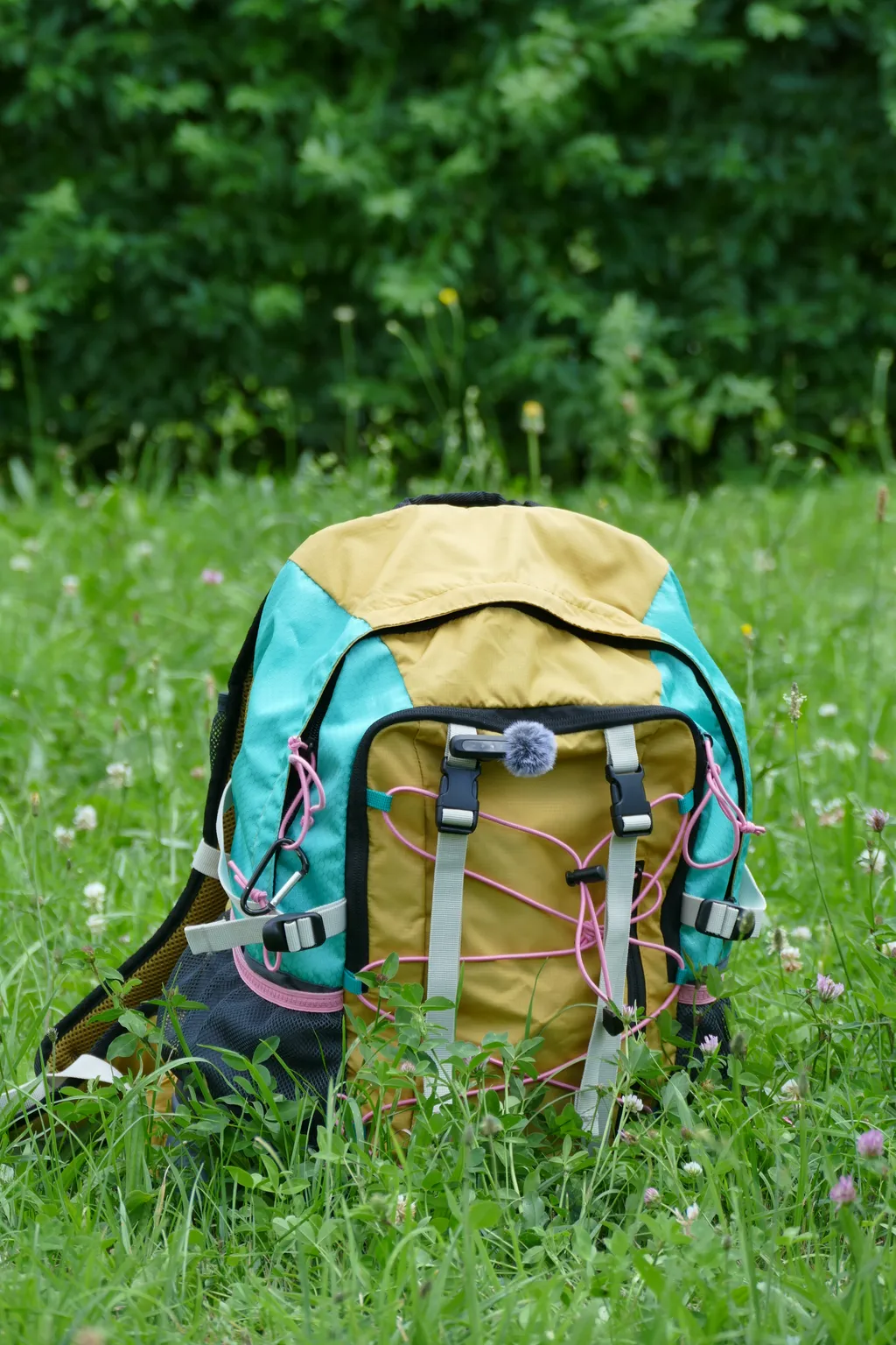 Externes Bluetooth-Mikrofon an einem Rucksack.