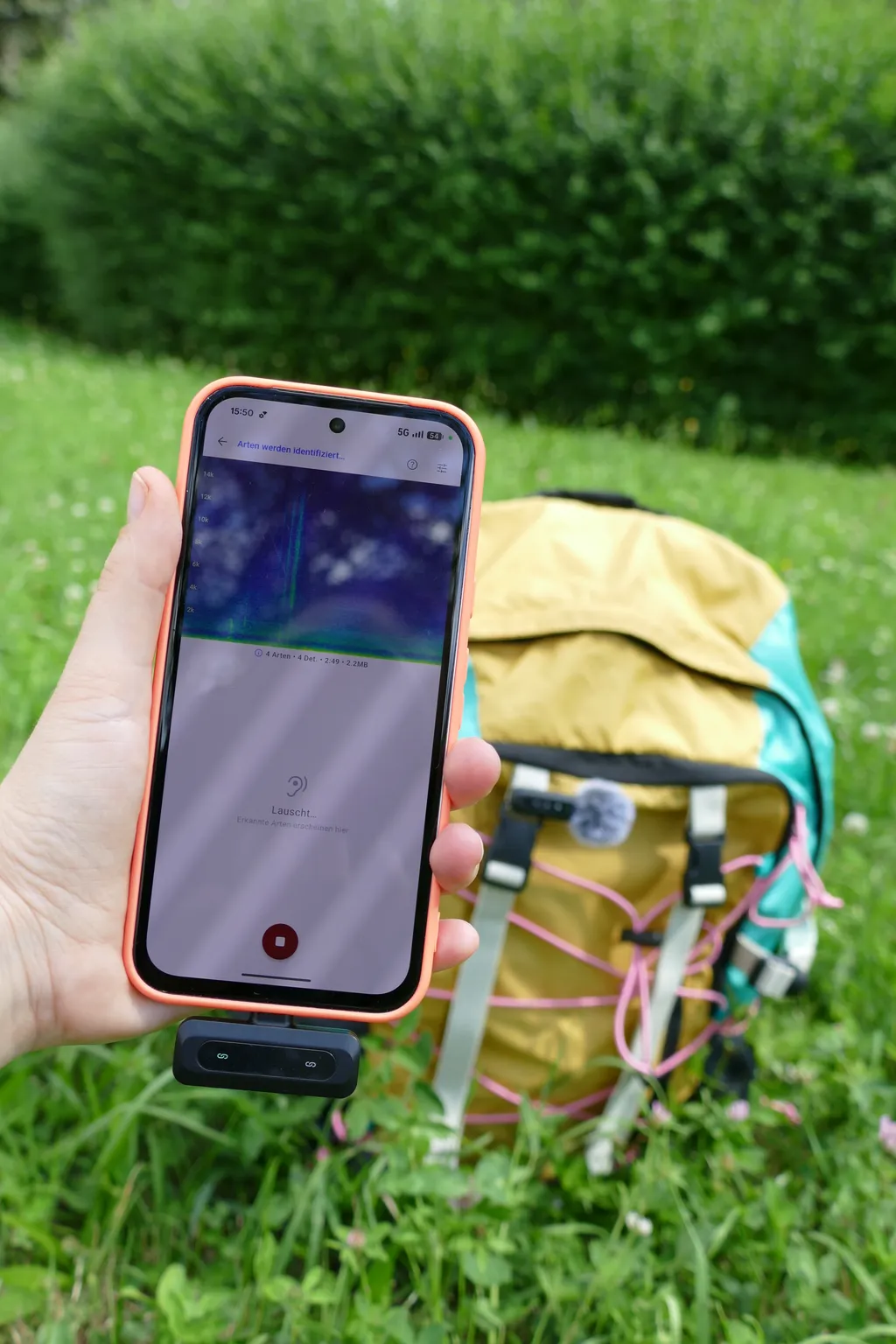 Smartphone mit einem externen Bluetooth-Mikrofon.