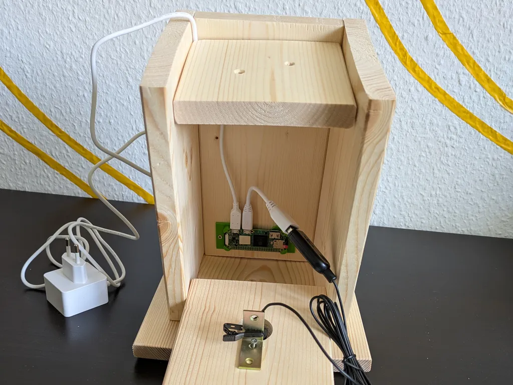 Zusammengesteckte Bauteile in einem Vogelhaus