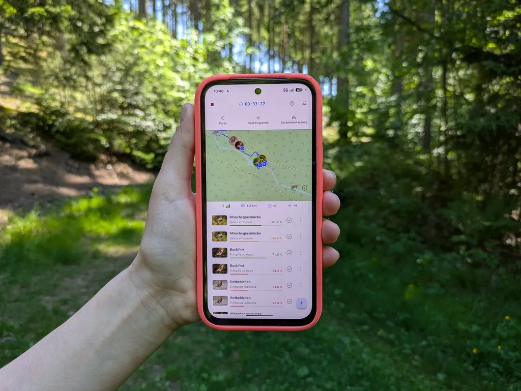 Smartphone mit BirdNET Live App im Survey-Modus.